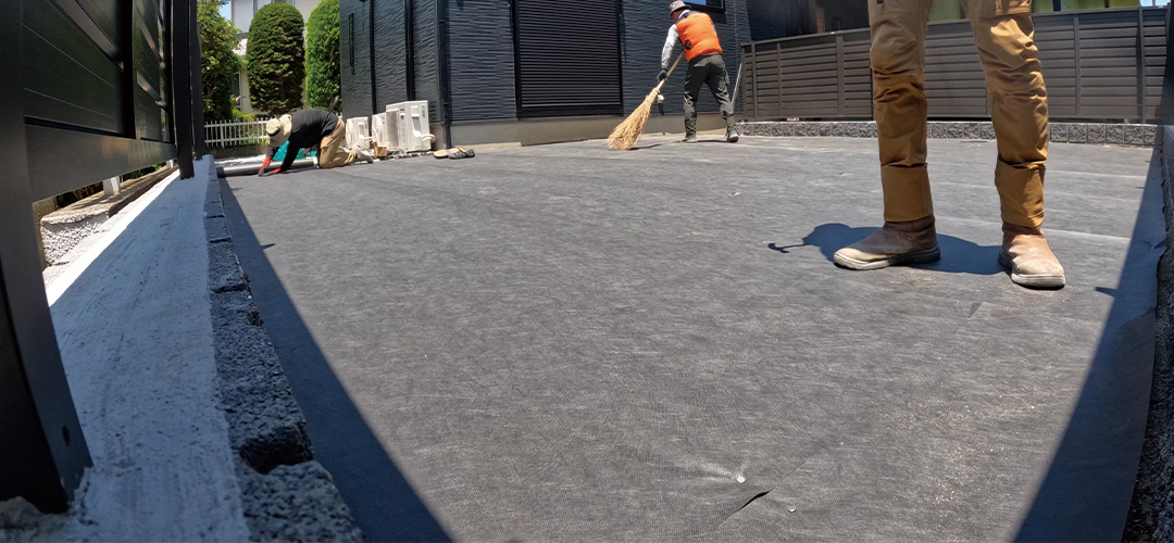 雑草だらけの庭