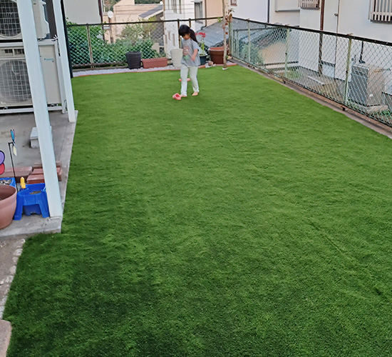 人工芝施工後のベランダ・庭の様子