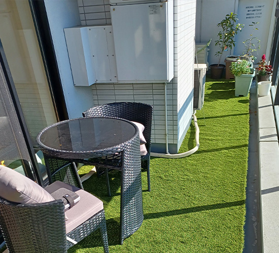 人工芝施工後のベランダ・庭の様子